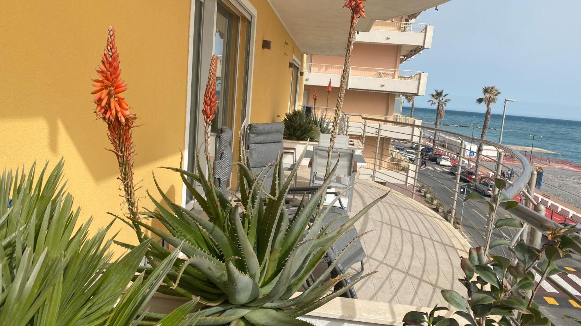 Mare Blu Apartman Ventimiglia Kültér fotó